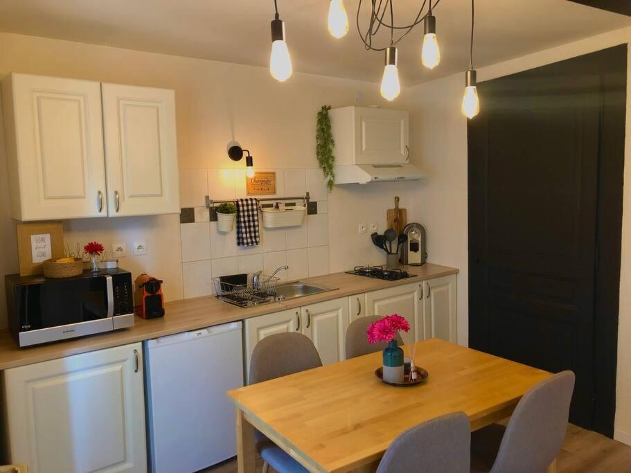Charmant Logement & Terrasse Au Centre Historique 생클로드 외부 사진