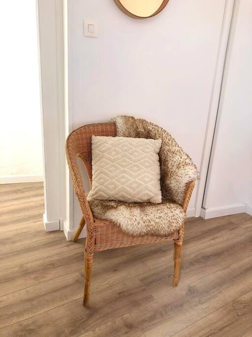 Charmant Logement & Terrasse Au Centre Historique 생클로드 외부 사진
