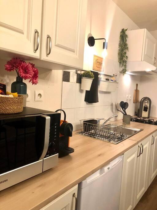 Charmant Logement & Terrasse Au Centre Historique 생클로드 외부 사진