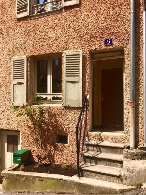 Charmant Logement & Terrasse Au Centre Historique 생클로드 외부 사진